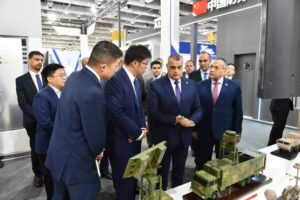  وزير الدولة للإنتاج الحربي يزور أجنحة عدد من الشركات المشاركة بالمعرض الدولي للصناعات الدفاعية