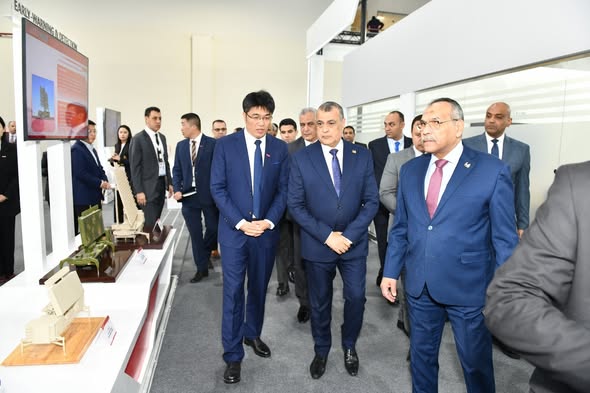 وزير الدولة للإنتاج الحربي يزور أجنحة عدد من الشركات المشاركة بالمعرض الدولي للصناعات الدفاعية
