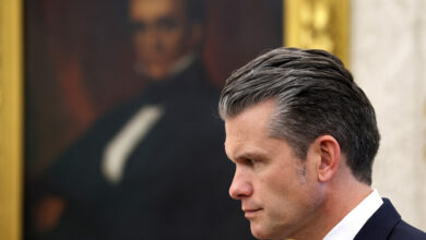 أميرال في البحرية الأمريكية: هيغسيث لم يصدر أي أوامر بقتل "جميع الأحياء" على القوارب قرب فنزويلا