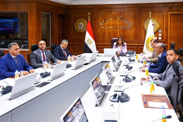 وزيرة التنمية المحلية تتابع منظومة المتغيرات المكانية بالمحافظات مع السكرتيري العموم المساعدين