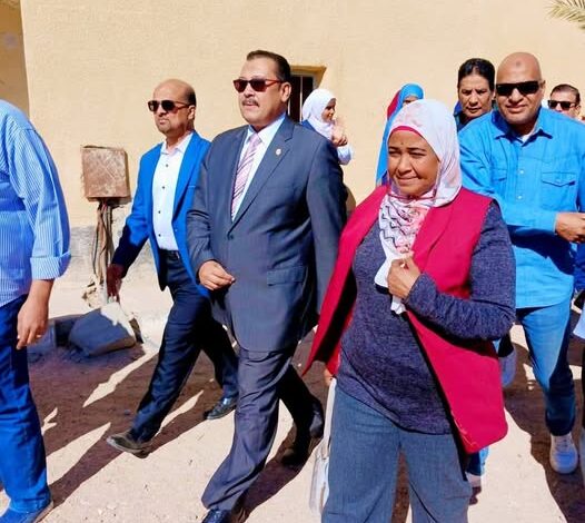 مديرة التعليم بالبحر الأحمر تتفقد مدرسة عباس العقاد بقرية النصر بطريق قنا سفاجا