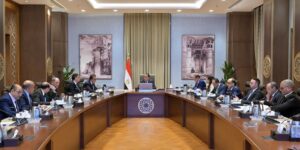 رئيس الوزراء يُتابع جهود توافر الأدوية وموقف سداد مستحقات الشركات العاملة بقطاع الدواء