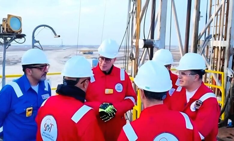 وزير البترول والثروة المعدنية يلتقى العاملين بموقع شركة الحديثة للحفر المصرية بالكويت