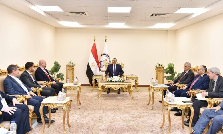 وزير الدولة للإنتاج الحربي يناقش مع ممثلي "نورثروب جرومان" الأمريكية و"هيلينك" اليونانية 1 وزير الدولة للإنتاج الحربي يناقش مع ممثلي "نورثروب جرومان" الأمريكية و"هيلينك" اليونانية