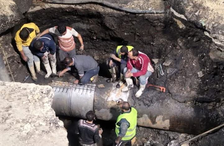 عودة المياه أمام مستشفى أم المصريين بعد إصلاح كسر خط المياه قطر 1000 مم 1 عودة المياه أمام مستشفى أم المصريين بعد إصلاح كسر خط المياه قطر 1000 مم