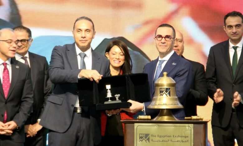 وزير الاستثمار والتجارة الخارجية يشارك فى فعاليات قرع جرس بدء جلسة التداول بالبورصة المصرية 1 وزير الاستثمار والتجارة الخارجية يشارك فى فعاليات قرع جرس بدء جلسة التداول بالبورصة المصرية