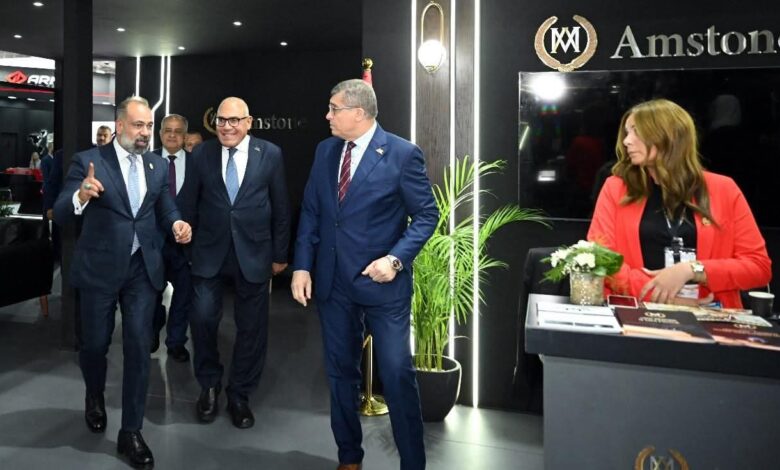 رئيس الهيئة العربية للتصنيع يتفقد جناح شركة أميستون 1 رئيس الهيئة العربية للتصنيع يتفقد جناح شركة أميستون