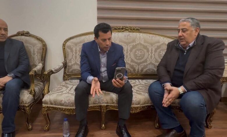 وزير الشباب والرياضة يجرى مكالمة فيديو مع البطل الأولمبى محمد إبراهيم كيشو لإنهاء أزمته