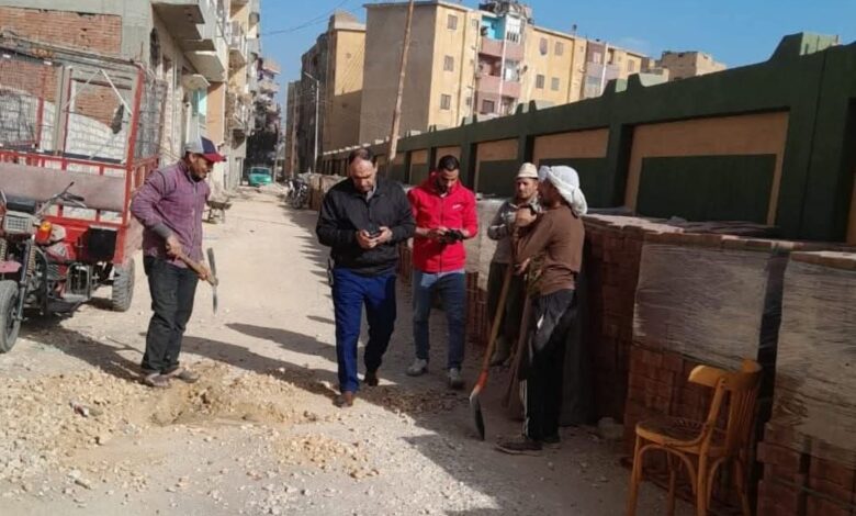 تركيب بلاط الإنترلوك بالشوارع والطرق الداخلية بمنيا القمح ومشتول السوق بالشرقية