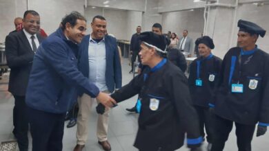 رئيس جامعة بورسعيد يشارك طلاب المدينة الجامعية وجبة الغداء 
