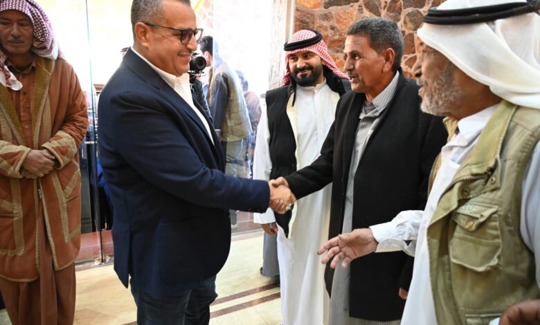 محافظ جنوب سيناء يلتقي مشايخ وعواقل مدينة سانت كاترين لتعزيز التواصل ودعم جهود التنمية