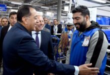 حوار لرئيس الوزراء مع أحد العاملين خلال افتتاح مصنع "ليوني مصر" العالمية  ببدر