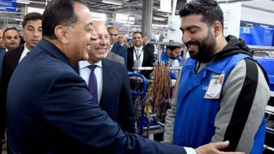 حوار لرئيس الوزراء مع أحد العاملين خلال افتتاح مصنع "ليوني مصر" العالمية ببدر 2 حوار لرئيس الوزراء مع أحد العاملين خلال افتتاح مصنع "ليوني مصر" العالمية ببدر