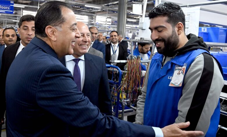 حوار لرئيس الوزراء مع أحد العاملين خلال افتتاح مصنع "ليوني مصر" العالمية ببدر 1 حوار لرئيس الوزراء مع أحد العاملين خلال افتتاح مصنع "ليوني مصر" العالمية ببدر