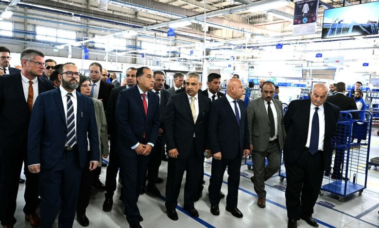 رئيس الوزراء يتفقد عدداً من أقسام مصنع ليونى مصر بمدينة بدر 1 رئيس الوزراء يتفقد عدداً من أقسام مصنع ليونى مصر بمدينة بدر