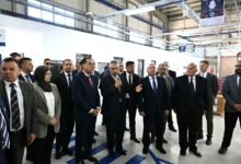 رئيس الوزراء يتفقد عدداً من أقسام مصنع "ليوني مصر" بمدينة بدر