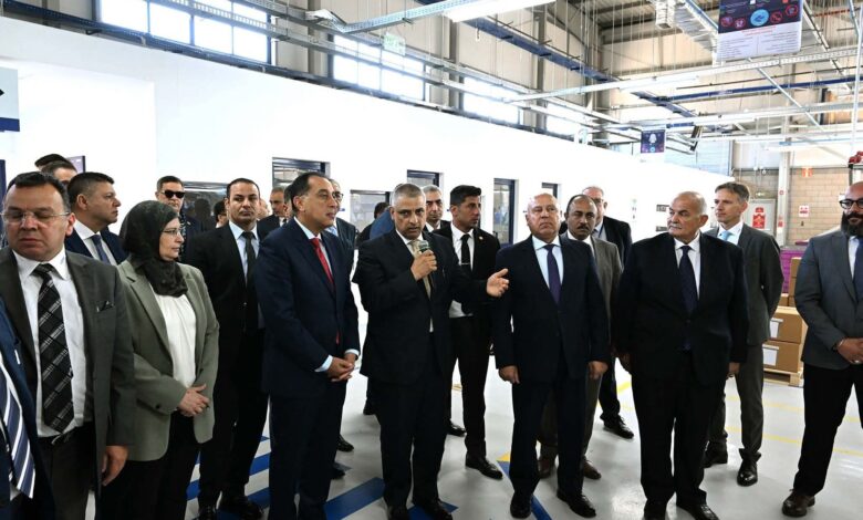 رئيس الوزراء يتفقد عدداً من أقسام مصنع "ليوني مصر" بمدينة بدر 1 رئيس الوزراء يتفقد عدداً من أقسام مصنع "ليوني مصر" بمدينة بدر