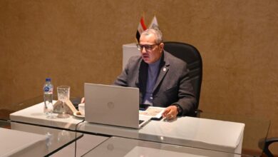 محافظ جنوب سيناء يترأس اجتماعًا عبر الفيديو كونفرانس لمتابعة موقف منحة البنك الإسلامي لمدينه دهب 