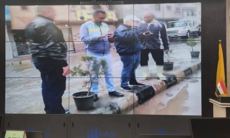 العريش تواصل كسح مياه الأمطار وفتح غرف التصريف بالشوارع الرئيسية والفرعية 1 العريش تواصل كسح مياه الأمطار وفتح غرف التصريف بالشوارع الرئيسية والفرعية