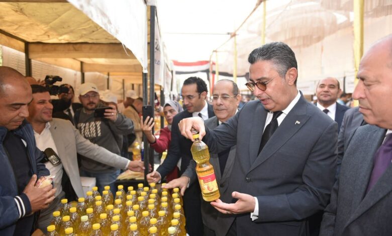 وزير التموين ومحافظ القاهرة يفتتحان سوق "اليوم الواحد" بالمرج 1 وزير التموين ومحافظ القاهرة يفتتحان سوق "اليوم الواحد" بالمرج