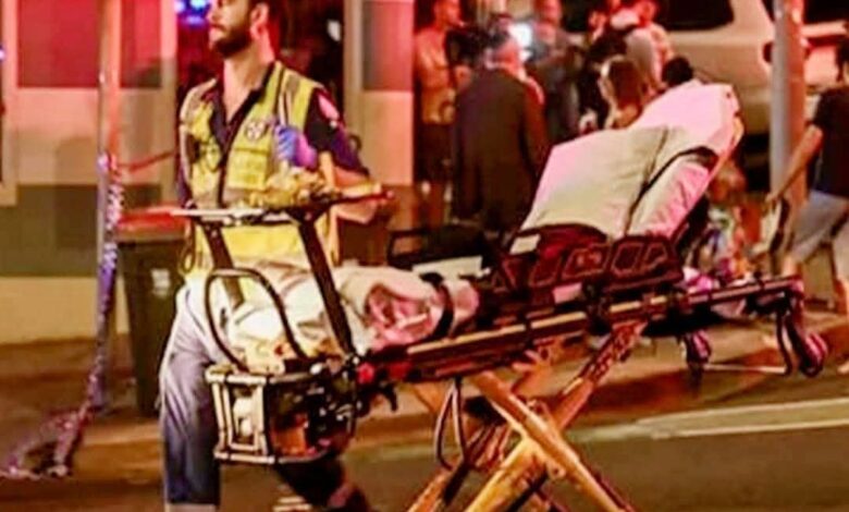 أستراليا تعلن مقــتل 12 شخصاً فى إطلاق نــار استهدف تجمعاً يهـــودياً على شاطئ بونداى فى سيدنى 1 أستراليا تعلن مقــتل 12 شخصاً فى إطلاق نــار استهدف تجمعاً يهـــودياً على شاطئ بونداى فى سيدنى