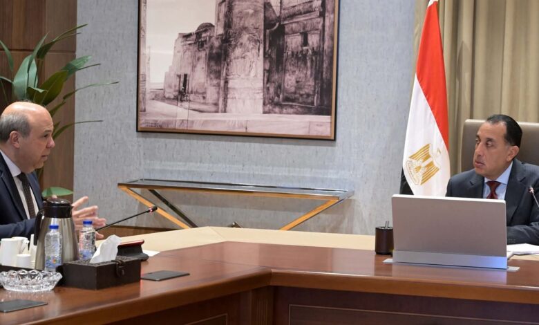 رئيس الوزراء يتابع مع وزير الطيران عدداً من ملفات العمل