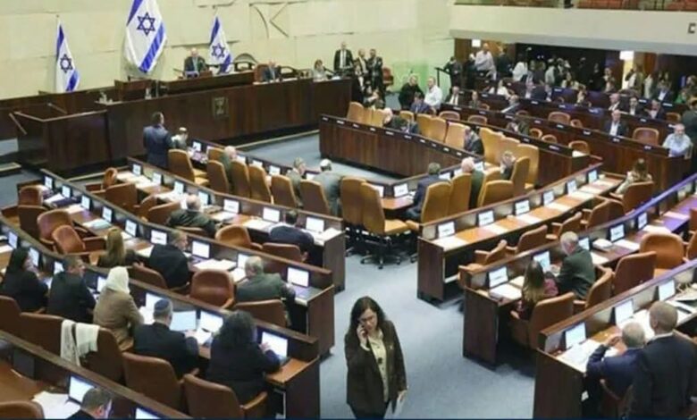 الرقابة الرقمية تتمدد قانون جديد يوسع سيطرة إسرائيل على كاميرات الحواسيب