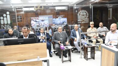 محافظ قنا يتابع غلق لجان الانتخابات وانطلاق أعمال الفرز عبر مركز سيطرة الشبكة الوطنية