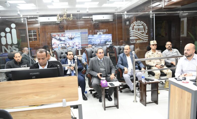 محافظ قنا يتابع غلق لجان الانتخابات وانطلاق أعمال الفرز عبر مركز سيطرة الشبكة الوطنية