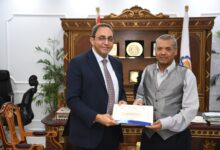 محافظ قنا يكرم عاملًا بديوان عام المحافظة تقديرًا لرحلة عطائه مع بلوغه سن التقاعد