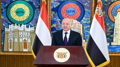 العليمي يعلن نجاح استلام المعسكرات ويوجه بإجراءات عاجلة لتعزيز الأمن والاستقرار فى اليمن