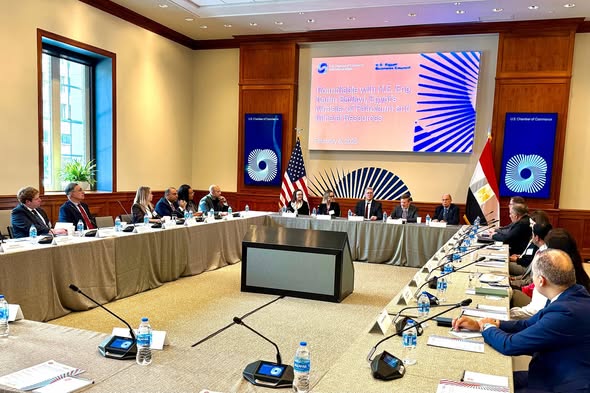 وزير البترول والثروة المعدنية يعقد لقاء مائدة مستديرة موسع مع ممثلي الشركات الأمريكية بغرفة التجارة