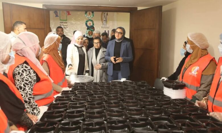محافظ الوادي الجديد تتفقد «مطبخ المصرية» وتوجه بزيادة الوجبات إلى 500 وجبة يوميًا