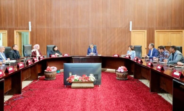 محافظ البحر الأحمر ونائبة وزيرة التضامن يبحثان دعم الأسر الأولى بالرعاية