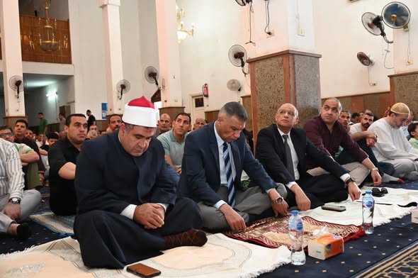 محافظ جنوب سيناء يؤدي صلاة الجمعة بمسجد الشهداء بشرم الشيخ
