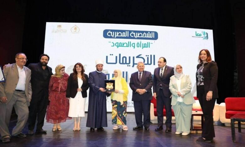 وزير الأوقاف يكرم الدكتورة آمال إسماعيل خلال فعاليات صالون "الشخصية المصرية"
