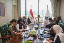 وزير الصحة يعقد اجتماعاً مع شركتي «تكنويڤ» و«ميدبوت» لتفعيل تقنية الروبوت الجراحي في مصر